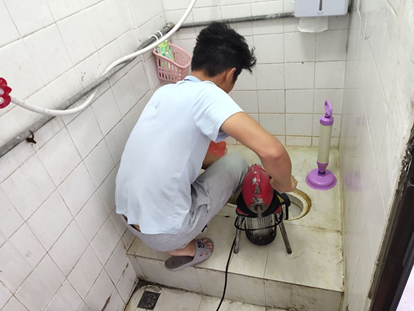 潮州管道堵塞冒臭气 专业师傅现场解决问题
