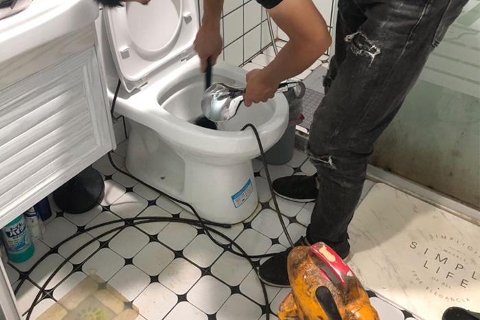 潮州马桶堵塞自己疏通还是找师傅?专业上门服务让你省时更省心